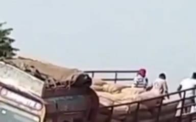 दमोह: दमोह-जबलपुर स्टेट हाईवे पर हरदुआ गांव के पास स्टेरिंग फेल होने से ट्रक अनियंत्रित होकर सड़क से नीचे उतरा