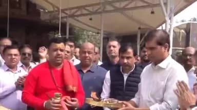 राहाता: टाटा मोटर्स डीलर्सकडून साईचरणी सियारा गाडी भेट