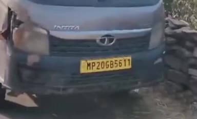 दमोह: दमोह हाईवे पर कबाड़ से भरे वाहन से बाइक टकराई, हादसे में एक युवक की मौत, दूसरा गंभीर