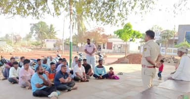 ಬಾಗಲಕೋಟೆ: ಸೀತಿಮನಿ ತಾಂಡಾದಲ್ಲಿ ಸಾರ್ವಜನಿಕರ ಸಭೆ ನಡೆಸಿದ ಪೊಲೀಸರು