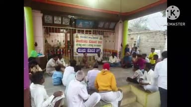 ತಾಳಿಕೋಟಿ: ತುಂಬಗಿ ಗ್ರಾಮದಲ್ಲಿ ಪರಿಶಿಷ್ಟ ಜಾತಿ ಪರಿಶಿಷ್ಟ ಪಂಗಡದ ಕುಂದು ಕೊರತೆ ಸಭೆ ನಡೆಸಿದ ಪೊಲೀಸ್ ಅಧಿಕಾರಿಗಳು