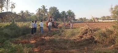 ಮಳವಳ್ಳಿ: ಪಟ್ಟಣದ ಮಾರೇಹಳ್ಳಿ ಬಳಿ ಹಲವು ದಶಕಗಳಿಂದ ಒತ್ತುವರಿಯಾಗಿದ್ದ ರಸ್ತೆ ತೆರವುಗೊಳಿಸಿದ ತಾಲ್ಲೂಕು ಆಡಳಿತ