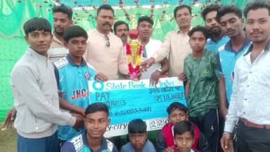 କଣ୍ଟାବାଞ୍ଜି: ମୁରିବାହାଲ ବ୍ଳକ ମାଖାପାଲି ଗାଁ ରେ ଆୟୋଜିତ କ୍ରିକେଟ୍ ଟୁର୍ଣ୍ଣାମେଣ୍ଟରେ ଯୋଗ ଦେଲେ ବିଜେଡ଼ି ନେତା ଗିରିରାଜ ସିଂ ମାଝୀ