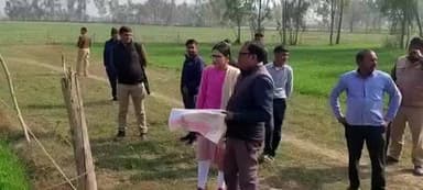 बदायूं: बदायूं के गंगपुर पुख्ता गांव में खेत की जमीन पर हुए कब्जे को राजस्व विभाग की टीम ने कराया मुक्त