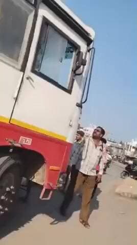 ಲಿಂಗಸೂರು: ಲಿಂಗಸುಗೂರು ಪಟ್ಟಣದಲ್ಲಿ ಕಾರು ಬಸ್ಸು ಅಪಘಾತ : ಕಾರು ಮುಂಭಾಗ ಜಕಂ