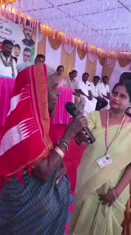 ಮಸ್ಕಿ: ಮಸ್ಕಿ ಪಟ್ಟಣದಲ್ಲಿ ಕಾಂಗ್ರೇಸ್ ಗ್ಯಾರಂಟಿ ಯೋಜನೆ ಕೊಂಡಾಡಿದ ವೃದ್ದೆ