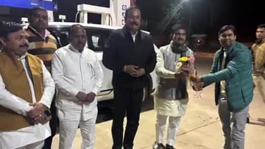 फतेहाबाद: राजेश कुशवाहा को भूमि विकास बैंक फतेहाबाद के अध्यक्ष के रूप में सांसद की मौजूदगी में सौंपा गया प्रमाण पत्र