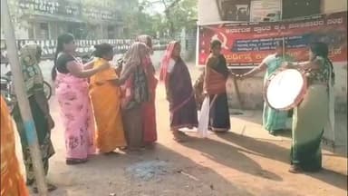 ಹುಣಸಗಿ: ವಿವಿಧ ಬೇಡಿಕೆಗಳ ಈಡೇರಿಸಲು ಪಟ್ಟಣದ ತಾ.ಪಂ ಕಚೇರಿ ಮುಂದೆ ಪ್ರಾಂತ ಕೃಷಿ ಕೂಲಿಕಾರರ ಸಂಘ ಪ್ರತಿಭಟನೆ