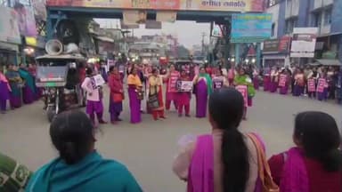 বালুরঘাট: কলকাতায় আশা কর্মীদের উপর পুলিশি নির্যাতনের প্রতিবাদে বালুরঘাট বাসস্ট্যান্ডে পথ অবরোধ, ৩০ মিনিট স্তব্ধ যান চলাচল