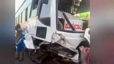 ಮಳವಳ್ಳಿ: ರಸ್ತೆ ವಿಭಜಕಕ್ಕೆ ಡಿಕ್ಕಿ ಹೊಡೆದ ಬಸ್ಸು, ವಿಭಜಕ ಹಾಗೂ ಬಸ್ಸಿನ ಮುಂಭಾಗ ತೀವ್ರ ಜಖಂ, ಪಟ್ಟಣದಲ್ಲಿ ನಡೆದ ಘಟನೆ