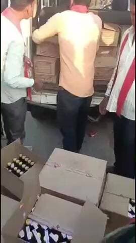बड़वारा: ग्राम मझगवां के पास भगवती मानव कल्याण समिति के सदस्यों ने पकड़ी अवैध शराब, बड़वारा पुलिस के किया हवाले