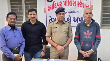 ગાંધીધામ: આદિપુર પોલીસ દ્વારા પોલીસ મથકે તેરા તુજકો અર્પણ કાર્યક્રમમાં ગુમ/ચોરી થયેલ રોકડ રકમ અને મોબાઈલ મુળ માલિકને પરત કરાયા