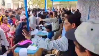 ফরাক্কা: ফারাক্কায় SIR হেয়ারিং এ আসা ব্যক্তিরা রিসিভ কপি পাচ্ছেন কিনা খতিয়ে দেখলেন বিধায়ক।