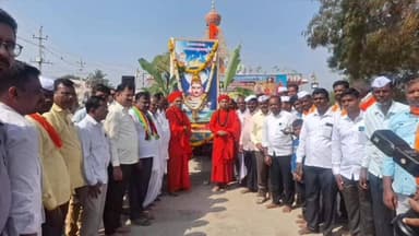 ಯಲಬರ್ಗ: ಶಿವಯೋಗಿ ಸಿದ್ದರಾಮೇಶ್ವರ ಜಯಂತಿ ನಿಮಿತ್ತ ಭಾವಚಿತ್ರ ಮೇರವಣಿಗೆಗೆ ಜಿಪಂ ಮಾಜಿ ಸದಸ್ಯ ಅರವಿಂಧಗೌಡ ಪಾಟೀಲ ಪಟ್ಟಣದಲ್ಲಿ ಚಾಲನೆ