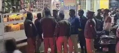 कलीनगर: इनायत गंज मोहल्ले में पतंग दुकानदार को दुकान में घुसकर दबंगों ने पीटा