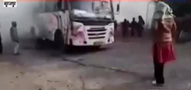 ओडगी: ओडगी के मसनकी घाट के पास चलती यात्री बस में लगी आग, यात्रियों ने कूदकर बचाई जान