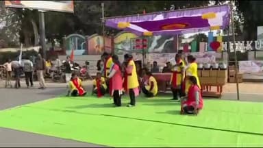 कुनकुरी: कुनकुरी में पुलिस ने यातायात जागरूकता अभियान चलाया, नुक्कड़ नाटक और हेलमेट रैली से दिया सुरक्षा का संदेश