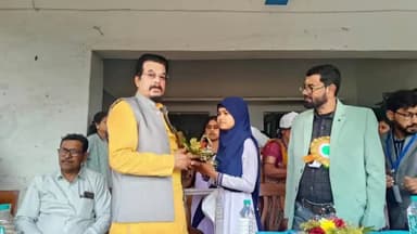 করিমপুর ২: বৃহস্পতিবার করিমপুর ধোড়াদহ রজনীকান্ত হাইস্কুলে শীতকালীন বার্ষিক ক্রীড়া প্রতিযোগীতায় বিধায়ক বিমলেন্দু সিংহ রায়