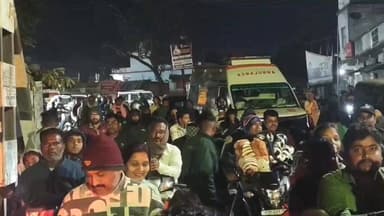 ଗୋବିନ୍ଦପୁର: ବାମରା ବସଷ୍ଟାଣ୍ଡ ରେଳ ଫାଟକ ରେ ଜାମ, ଫସିଲା ଆମ୍ବୁଲାନ୍ସ