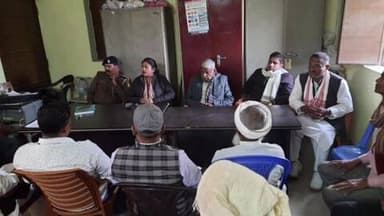 चेहराकलां: सरस्वती पूजा को लेकर कटहरा थाना अध्यक्ष ने मथना मलिक पंचायत भवन में जनप्रतिनिधियों के साथ की बैठक, दिए निर्देश