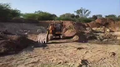 ராசிபுரம்: நெடுஞ்சாலை பணிக்காக வண்டல் மண் அள்ளும் பணியில் ஈடுபட்டிருந்த லாரிகளை விவசாயிகள் தடுத்து நிறுத்தியதால் பரபரப்பு ஏற்பட்டது