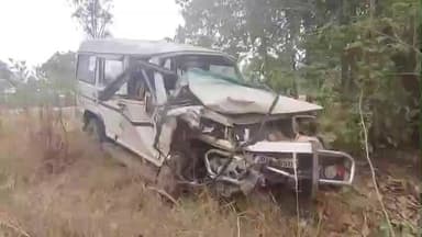 कांकेर: NH-30 नाथियानवागांव के पास भीषण सड़क हादसा, स्कॉर्पियो और बोलेरो की आमने-सामने भिड़ंत में 2 की मौत, 12 लोग घायल