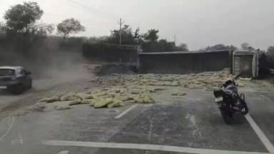 दारव्हा: भांडेगाव येथे सिमेंट भरलेला ट्रक पलटी; वाहतूक काही काळ ठप्प