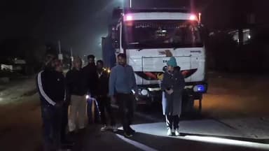 गोवर्धन: गोवर्धन में खनन माफिया में हड़कंप, आधी रात SDM की कार्रवाई में बिना कागज के डंपर किया गया सीज