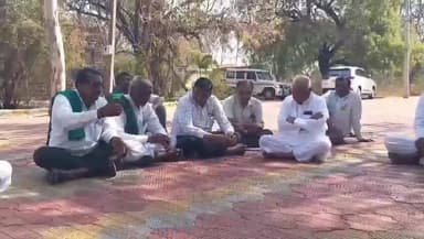 ಜಮಖಂಡಿ: ಜಮಖಂಡಿಯ ಪ್ರಭುಲಿಂಗೇಶ್ವರ ಸಕ್ಕರೆ ಕಾರ್ಖಾನೆ ಮುಂದೆ ಪ್ರತಿಭಟನೆಗೆ ಸಜ್ಜಾದ ರೈತರು