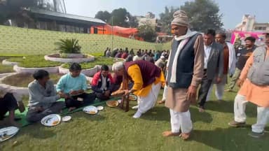 #गृहराज्य_मंत्री_जवाहर_सिंह_बेड़म_ने_भंडारे_में_प्रसाद_कीवी_वितरण
#बृजनगर___
कस्बे में आज गांधी पार्क सेवा समिति की ओर...