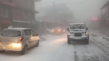 नेरवा: भारी हिमपात के कारण देहा–चौपाल सड़क बंद, चंबी के आसपास आधा फुट तक जमी बर्फ