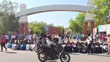 சிவகாசி: ஜய்யநாடார் ஜானகி அம்மாள் கல்லூரியில் 2ம்ஆண்டு மாணவி தற்கொலைக்கு காரணமான கல்லூர் நிர்வாகதின் மீது நடவடிக்கை எடுக்க கோரி மாணவர்கள் 500- அறப்போராட்டம்