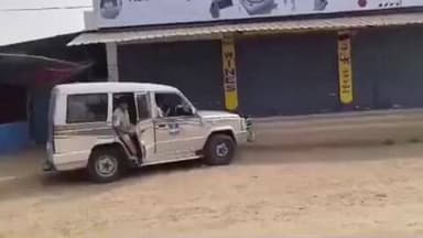 మునుగోడు: మునుగోడులో ప్రభుత్వ నిబంధనలకు విరుద్ధంగా మద్యం షాపులు మూసి వేయడం కుదరదు అంటూ పోలీస్ బందోబస్తుతో తెరిచిన దుకాణాలు