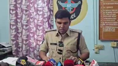 పుంగనూరు: సిఆర్పిఎఫ్ జవాన్ ఆత్మహత్య చేసుకున్న వివరాలను మీడియాకు వెల్లడించిన మదనపల్లె డిఎస్పి మహేంద్ర,