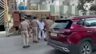 పాలకుర్తి: సిట్ నోటీసుల నేపథ్యంలో కేటీఆర్ ను కలిసేందుకు వెల్లిన మాజీ మంత్రి ఎర్రబెల్లి దయాకర్ రావు అడ్డుకున్న పోలీసులు నిరసన