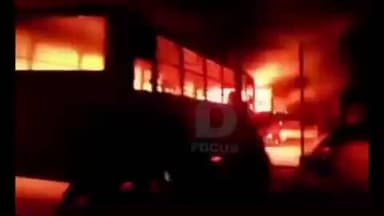 चास: काशीझारीया आमतल स्थित गुरुकुल पब्लिक स्कूल की तीन बसें और एक टाटा मैजिक असामाजिक तत्वों ने जलाईं