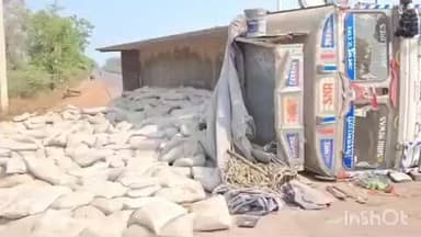 बेमेतरा: कोदवा में HP पेट्रोल पंप के निकट सीमेंट से भरी अनियंत्रित ट्रक पलटी, बाल-बाल बचे लोग