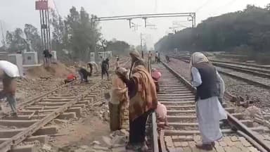 तिलहर: निगोही रोड स्थित रेलवे क्रॉसिंग दोबारा बंद होने पर स्थानीय लोग, राहगीर और गन्ना किसान हुए परेशान