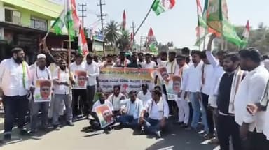 ಚಾಮರಾಜನಗರ: ರಾಜ್ಯಪಾಲರ ವಿರುದ್ಧ ನಗರದಲ್ಲಿ ಯೂತ್ ಕಾಂಗ್ರೆಸ್ ನಿಂದ ಹೆದ್ದಾರಿ ತಡೆದು ಪ್ರತಿಭಟನೆ