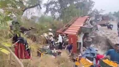 चारामा: नेशनल हाईवे 30 पर तेलगरा गांव के पास तेज रफ्तार का कहर, फल से भरा ट्रक खाई में पलटा