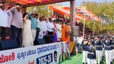 ಧಾರವಾಡ: ಧಾರವಾಡದ ಕೆಸಿಡಿ ಮೈದಾನದಲ್ಲಿ ಎರಡು ದಿನಗಳ ಕಾಲ ಸಂಸದ ಕ್ರೀಡಾಕೂಟಕ್ಕೆ ಪಾಲಿಕೆ ಮಹಾಪೌರ ಜ್ಯೋತಿ ಪಾಟೀಲ ಹಾಗೂ ಮಾಜಿ ಶಾಸಕಿ ಸೀಮಾ ಮಸೂತಿ ಚಾಲನೆ