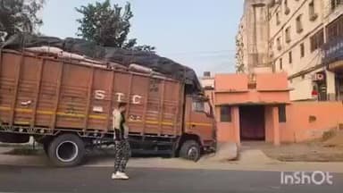 बौंसी: बौंसी-भागलपुर नेशनल हाइवे पर धान लदा ट्रक दुर्घटनाग्रस्त, चालक व खलासी बाल-बाल बचे