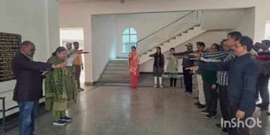 सोहागपुर: कमिश्नर ने कमिश्नर कार्यालय में शासकीय सेवकों को मतदाता की शपथ दिलाई