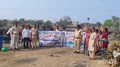 వికారాబాద్: రోడ్డు భద్రత కార్యక్రమంలో భాగంగా కుల్కచర్ల లో ఇటుక బట్టి వ్యాపారులకు మోటర్ వాహన చట్టంపై అవగాహన కల్పించిన పోలీసులు