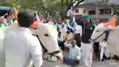 ಕಲಬುರಗಿ: ವಿವಿಧ ಬೇಡಿಕೆಗಳ ಈಡೇರಿಕೆಗೆ ಆಗ್ರಹಿಸಿ ನಗರದಲ್ಲಿ ಎರಡನೇ ದಿನ ಮುಂದುವರಿದ ರೈತರ ಪ್ರತಿಭಟನೆ