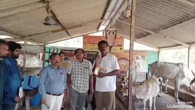 గజపతినగరం: పెదవేమలిలోని గోశాలను వసంత పంచమి సందర్భంగా సందర్శించి గోపూజలు జరిపిన పశుసంవర్ధకశాఖ జెడి డాక్టర్ మురళీకృష్ణ