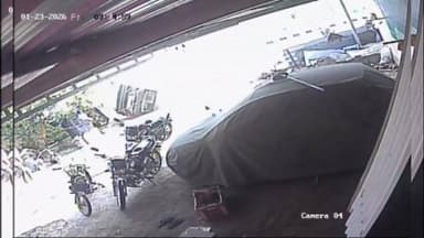 சங்கராபுரம்: சோழம்பட்டு கூட்ரோடு பகுதியில் குறுக்கே பைக் வந்ததால் கட்டுப்பாட்டை இழந்த கார் மூன்று முறை பல்டி அடித்து கவிழ்ந்து விபத்து சிசிடிவி காட்சி வெளியீடு