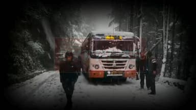 शिमला : तारादेवी में भारी बर्फबारी, शिमला मार्ग पर वाहनों की आवाजाही ठप#तारादेवी #बर्फबारी #शिमला #ठंड #सर्दी #वाहनरोक #...