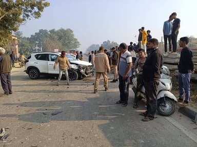 #BreakingNews #pratapgarh
हाइवे पर तेज रफ्तार दो कारों में हुआ टक्कर, हादसे में दो श्रद्धालु घायल----*
टक्कर के बाद द...