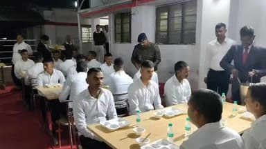 #बाँदा सभी राजपत्रित अधिकारियों द्वारा रिक्रूट आरक्षियों से वार्ता कर उनका उत्साहवर्धन करते हुए साथ बैठ कर भोजन किया गया...